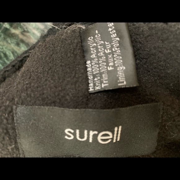 Surell hand sewn crocheted black hat w/ faux fur Pom